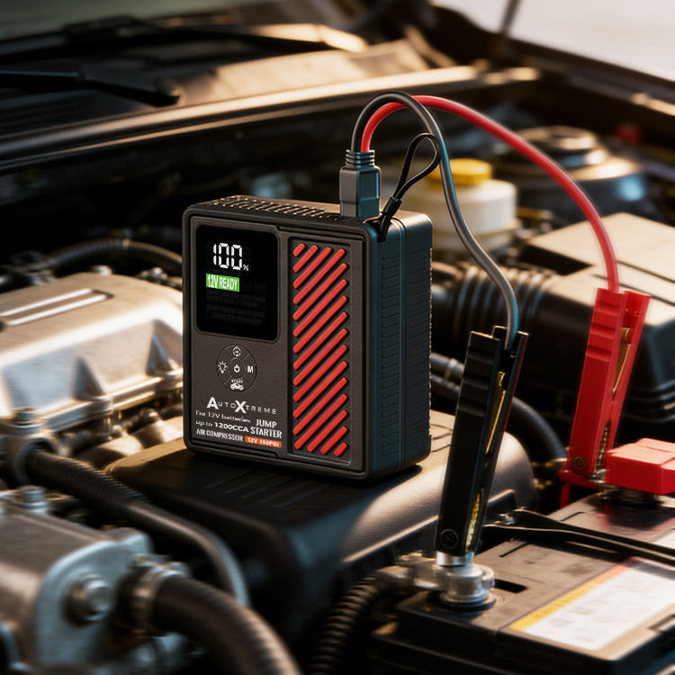 Boost Air Plus aangesloten op een 12V-accu in de motorruimte, display toont 12V Ready